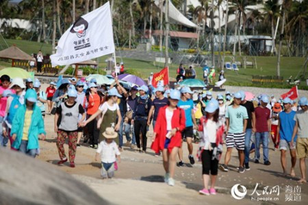 徒步愛好者徒步領(lǐng)略絕美海岸線風(fēng)光