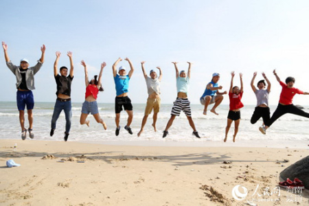  徒步愛好者徒步領(lǐng)略絕美海岸線風(fēng)光