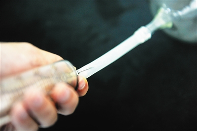 用針筒從惡臭樣本中抽取部分氣體。