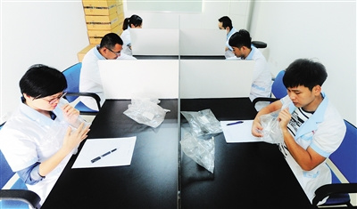 要保證鑒定結(jié)果精確，一個(gè)樣品往往需要六個(gè)嗅辨師同時(shí)完成。