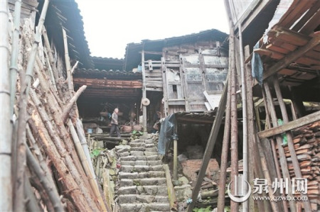 房子歷經(jīng)數(shù)百年風(fēng)雨，現(xiàn)已殘破不堪。