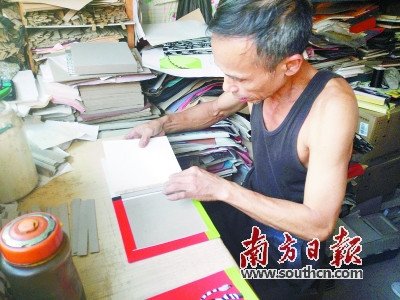 為了把筆記本制作得更精美，許金才特意購買了專業(yè)切割刀。胡克雅 攝 