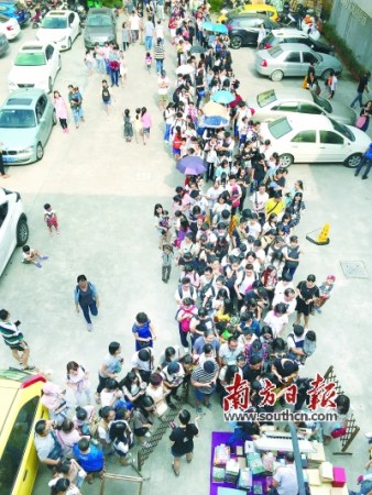 在汕頭1860文化創(chuàng)意園，許金才的攤位前排起了千人長隊 受訪者供圖