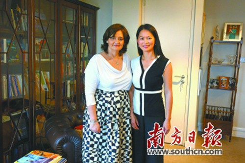 何越(右)與英國前首相布萊爾的夫人