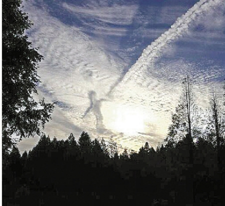 當天，仇女士用手機拍下的云。