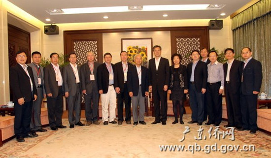 何忠友與國務院僑辦海外專家咨詢委員東南行代表團一行合影留念