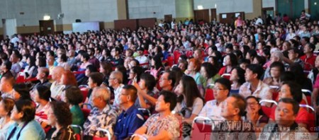 觀眾觀看桂劇《劉三姐》。