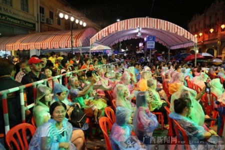 觀眾冒雨觀看演出。