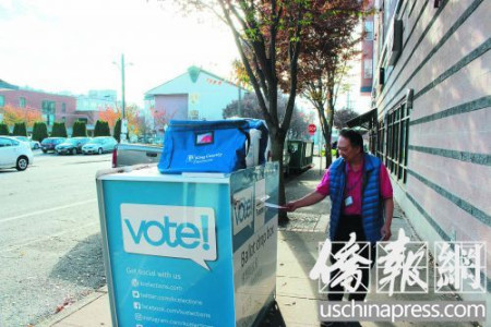 西雅圖潘先生把選票投入票箱。（美國《僑報》/大西 攝）