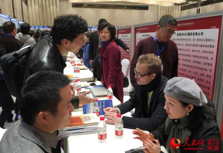 企業(yè)與人才現(xiàn)場對接交流。