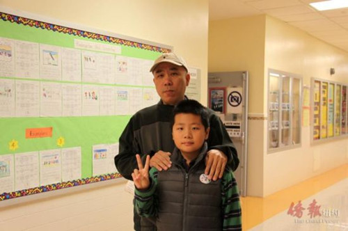 新移民任先生攜子于大選當(dāng)日清晨清晨6時(shí)整投下八大道華社第一票。(美國《僑報(bào)》/高詩云 攝) 