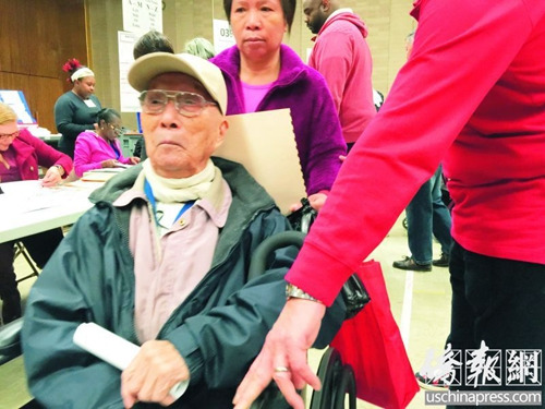 91歲的楊先生在華埠投票站投票。(美國《僑報(bào)》/葉永康 攝)