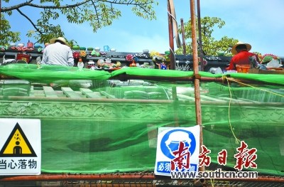 　施工人員正在同文學(xué)堂修補(bǔ)嵌瓷。