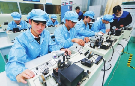  在黎明職業(yè)大學(xué)，學(xué)生們正在學(xué)習(xí)電子技術(shù)操作。