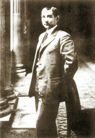 孫中山流亡日本照。他在異國剪發(fā)改裝，易名中山樵?！爸猩健币幻纱硕鴣怼?