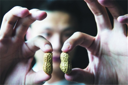 一顆真花生、一顆木雕花生，難以辨別。林建軍帶徒弟與別人不同，讓學(xué)員盡快掌握一項(xiàng)能自我立足的技巧，然后激發(fā)他們繼續(xù)鉆研的信心。這位學(xué)員從雕花生入手，第一個(gè)成品送給媽媽做手機(jī)掛件，接下來(lái)的作品讓師兄幫著在網(wǎng)店上出售，換得生活所需。學(xué)藝能立身，這讓很多家境不是很好的學(xué)員看到了希望。