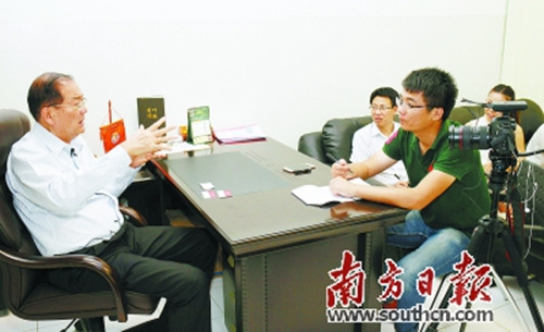 梁世楨接受采訪講述印尼八華學(xué)校的往事。