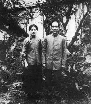 1923年2月，孫中山與夫人宋慶齡在廣州大元帥府