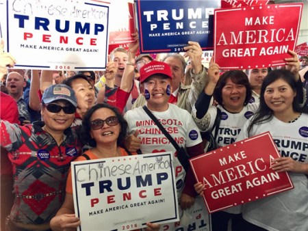 白中奇（中）和挺川華人在一起