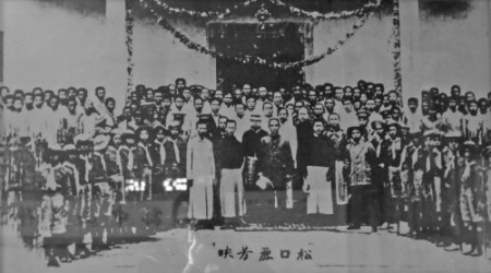 1918年5月28日，孫中山在梅縣松口公學(xué)與歡迎者合影。當(dāng)天，孫中山對在場四百多師生發(fā)表演講，這是孫中山等革命黨人號召民眾繼續(xù)革命，反對假共和、打倒軍閥的誓師大會，影響深遠(yuǎn)。