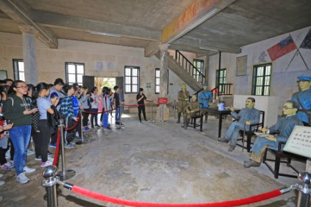 來自香港的師生參觀三河中山紀(jì)念堂。堂內(nèi)安放的蠟像再現(xiàn)了孫中山到三河壩閱兵后，敦促陳炯明援閩護(hù)法的場景。