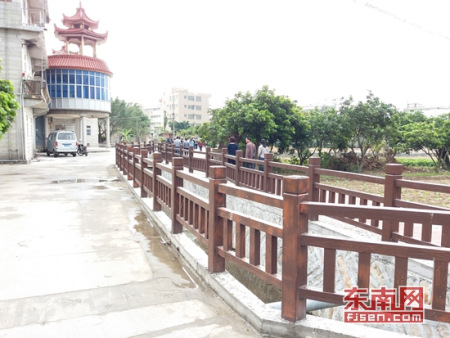 干凈整潔的村道上，加之景觀設(shè)施的襯托，村容村貌大幅提升。