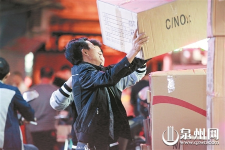 幸福街一些商家仍然忙碌，但生意不如以前好做