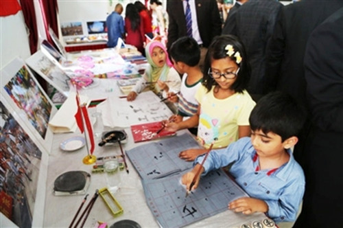 今年九月，在尼泊爾中國文化中心主辦的活動現(xiàn)場，尼泊爾小朋友體驗中國書法。 　　來源：中國文化傳媒網(wǎng) 