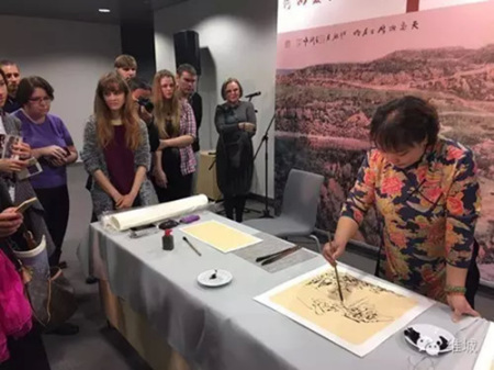 李麗現(xiàn)場作畫