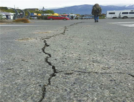 四川游客被困的凱庫拉小鎮(zhèn)，地面開裂。