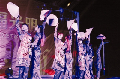 邊唱邊跳是越南民謠的特色。