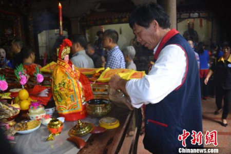 眾人遵循古制，手持清香，在通贊的主持下，依次向正殿金身媽祖行三獻(xiàn)禮、割香鞠火禮?！×秩喝A 攝