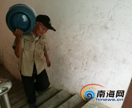 蔡松庭老人送煤氣上樓。南海網(wǎng)記者高鵬攝