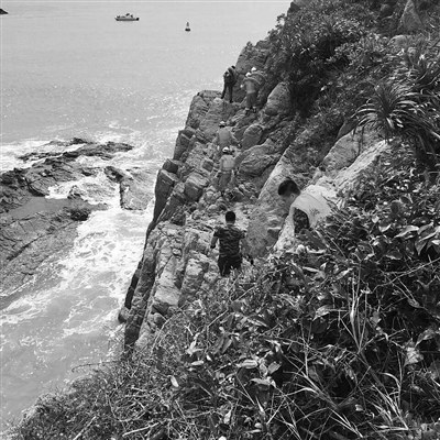 救援人員稍有不慎就會掉進海里