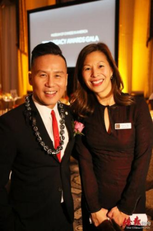 博物館館長姚南薰（右）和獲獎嘉賓黃榮亮。（美國《僑報》記者/管黎明 攝）