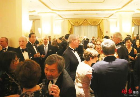 嘉賓們出席晚宴前酒會。（美國《僑報》記者/管黎明 攝）