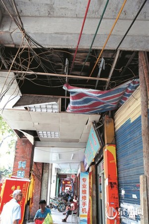 騎樓天花板掉落，電線雜亂外露。