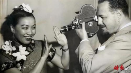 年輕時的李靈愛與影片拍攝人史考特。(美國《僑報》/管黎明 攝）