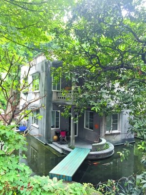 　“小樓”進駐已經(jīng)很多年了，仍最大限度地保留了老建筑的外觀。