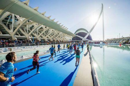 選手跑過水面搭建的跑道（西班牙《歐華報(bào)》）