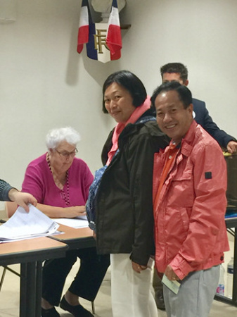 郭義夫婦在77省投票。（法國《歐洲時報》/孔帆 攝）