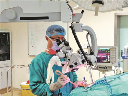 在當?shù)蒯t(yī)院設備老舊、緊缺的情況下，李謀儀先后完成了多項高難度手術。