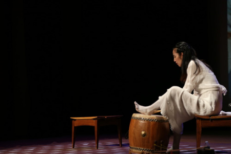 譚盾演奏還原的稽琴。(美國(guó)《世界日?qǐng)?bào)》/洪群超 攝)