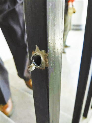 畹町鎮(zhèn)出現(xiàn)彈殼和彈孔 供圖/羅先生 畹町鎮(zhèn)出現(xiàn)彈殼和彈孔 供圖/羅先生