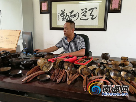 符冬波在查看訂單情況。南海網(wǎng)記者高鵬攝