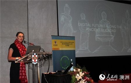 新南威爾士大學(xué)美術(shù)設(shè)計(jì)學(xué)院教授莎拉·肯德戴向來賓介紹3D技術(shù)展(攝影 許夢(mèng)怡) 新南威爾士大學(xué)美術(shù)設(shè)計(jì)學(xué)院教授莎拉·肯德戴向來賓介紹3D技術(shù)展(攝影 許夢(mèng)怡)