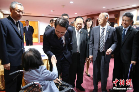 譚天星（左三）與僑領(lǐng)交流。 <a target='_blank' >中新社</a>記者 謝萍 攝