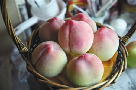 西城區(qū)劉秀華的家中，劉秀華制作的蠟果水蜜桃。(李飛 攝)