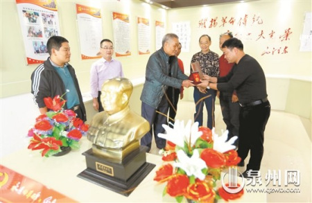 熱心村民將革命文物捐給紀(jì)念館