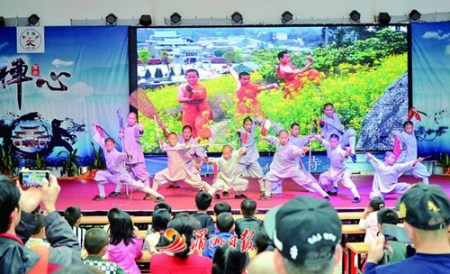 令人嘆服的功夫吸引了許多游客觀看。